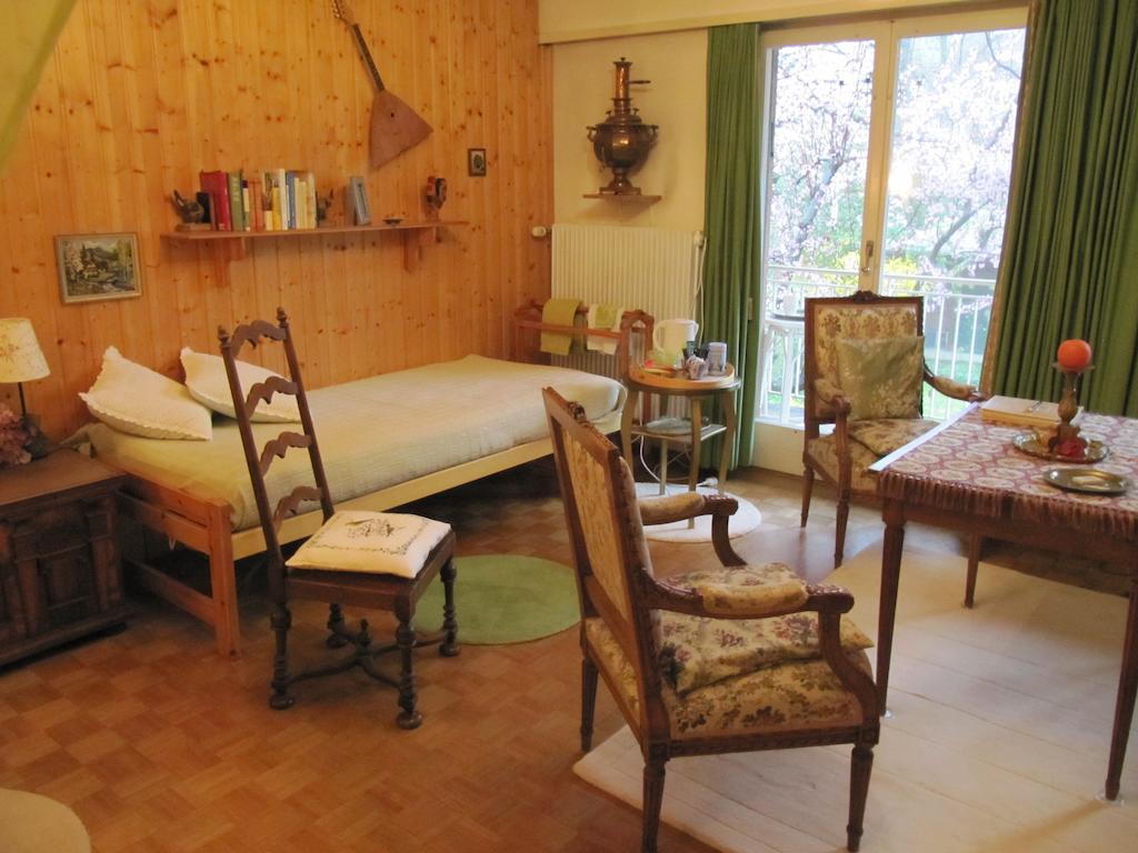 Chez Jean Et Daisy Bed & Breakfast Riehen Ruang foto